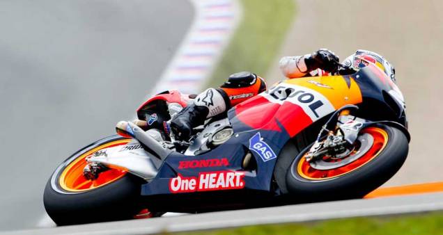 Na MotoGP, Dani Pedrosa chegou a brigar pela liderança, mas sofreu uma queda
