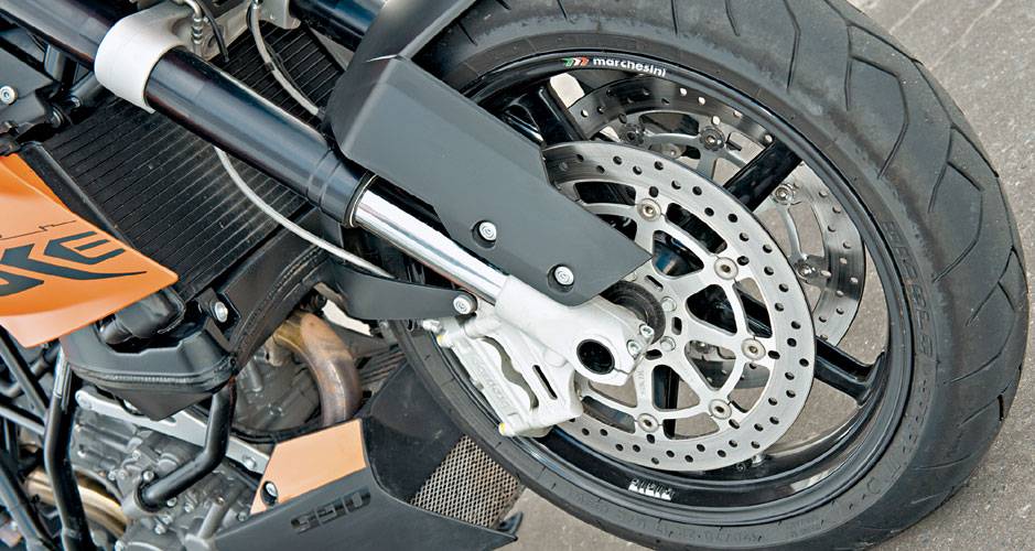 Suspens&atilde;o White Power, rodas Marchesini, freios Brembo: marcas de grife