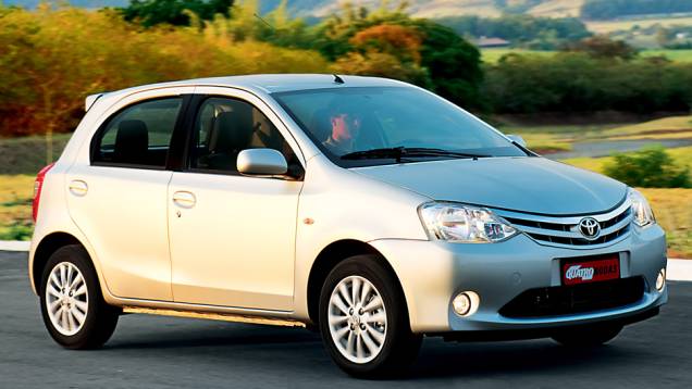 Toyota Etios 1.5: consumo urbano (A): 8,4 km/l | consumo rodoviário (A): 9,3 km/l | urbano (G): 11,9 km/l | rodoviário (G): 14 km/l | <a href="%20https://quatrorodas.abril.com.br/noticias/fabricantes/inmetro-divulga-carros-mais-economicos-ou-beberroes-" rel="migration"></a>