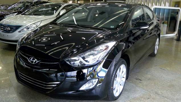 Hyundai Elantra | <a href="https://quatrorodas.abril.com.br/noticias/veloster-elantra-ja-estao-venda-concessionarias-hyundai-303518_p.shtml" rel="migration">Leia mais</a> Hyundai Elantra | <a href="https://quatrorodas.abril.com.br/noticias/veloster-elantra-ja-estao-venda-concessionarias-hyundai-303518_p.shtml" rel="migration">Leia mais</a>