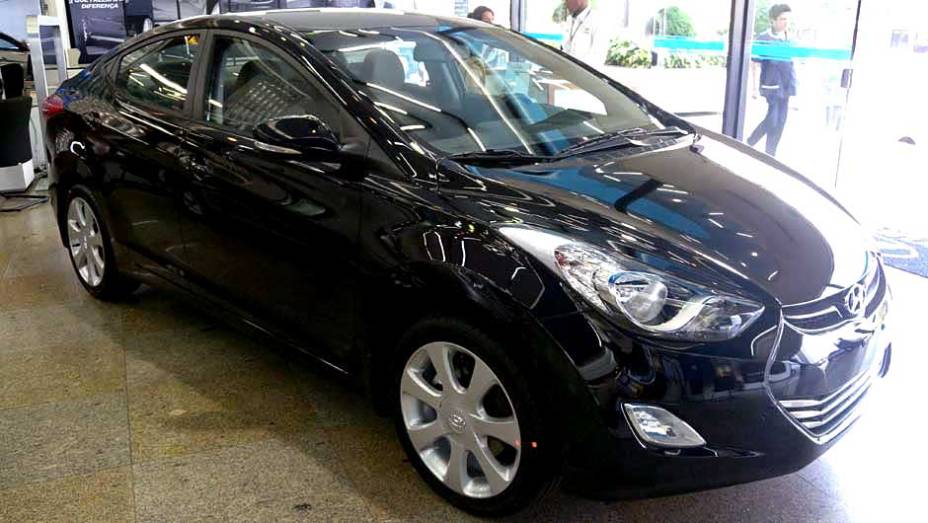 Hyundai Elantra | <a href="https://quatrorodas.abril.com.br/noticias/veloster-elantra-ja-estao-venda-concessionarias-hyundai-303518_p.shtml" rel="migration">Leia mais</a>