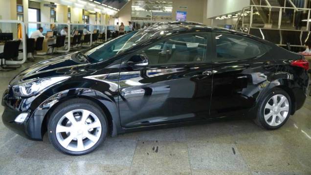 Hyundai Elantra | <a href="https://quatrorodas.abril.com.br/noticias/veloster-elantra-ja-estao-venda-concessionarias-hyundai-303518_p.shtml" rel="migration">Leia mais</a>