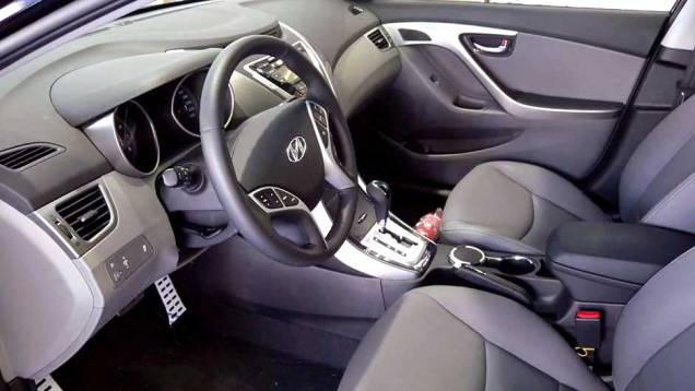 Hyundai Elantra | <a href="https://quatrorodas.abril.com.br/noticias/veloster-elantra-ja-estao-venda-concessionarias-hyundai-303518_p.shtml" rel="migration">Leia mais</a>