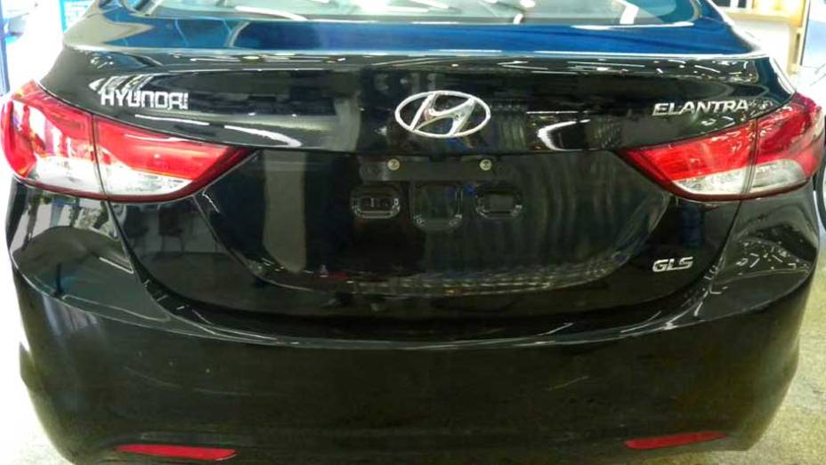 Hyundai Elantra | <a href="https://quatrorodas.abril.com.br/noticias/veloster-elantra-ja-estao-venda-concessionarias-hyundai-303518_p.shtml" rel="migration">Leia mais</a>