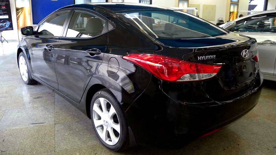 Hyundai Elantra | <a href="https://quatrorodas.abril.com.br/noticias/veloster-elantra-ja-estao-venda-concessionarias-hyundai-303518_p.shtml" rel="migration">Leia mais</a>