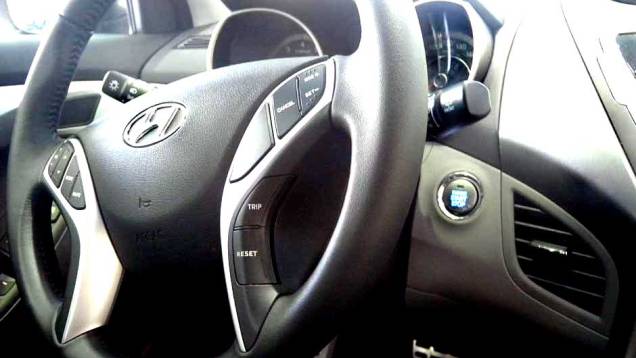 Hyundai Elantra | <a href="https://quatrorodas.abril.com.br/noticias/veloster-elantra-ja-estao-venda-concessionarias-hyundai-303518_p.shtml" rel="migration">Leia mais</a> Hyundai Elantra | <a href="https://quatrorodas.abril.com.br/noticias/veloster-elantra-ja-estao-venda-concessionarias-hyundai-303518_p.shtml" rel="migration">Leia mais</a>