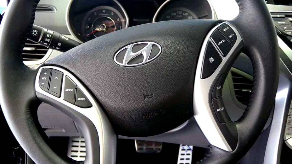 Hyundai Elantra | <a href="https://quatrorodas.abril.com.br/noticias/veloster-elantra-ja-estao-venda-concessionarias-hyundai-303518_p.shtml" rel="migration">Leia mais</a>