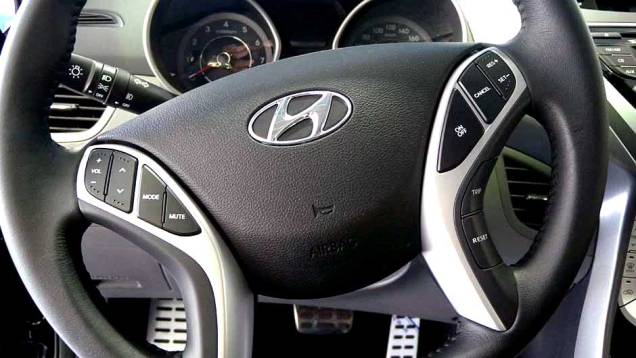 Hyundai Elantra | <a href="https://quatrorodas.abril.com.br/noticias/veloster-elantra-ja-estao-venda-concessionarias-hyundai-303518_p.shtml" rel="migration">Leia mais</a> Hyundai Elantra | <a href="https://quatrorodas.abril.com.br/noticias/veloster-elantra-ja-estao-venda-concessionarias-hyundai-303518_p.shtml" rel="migration">Leia mais</a>
