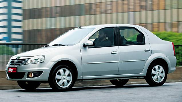 Renault Logan: 2,5/5 | <a href="https://quatrorodas.abril.com.br/noticias/carros-mais-menos-resistentes-alagamentos-731244.shtml" rel="migration">Leia mais</a>