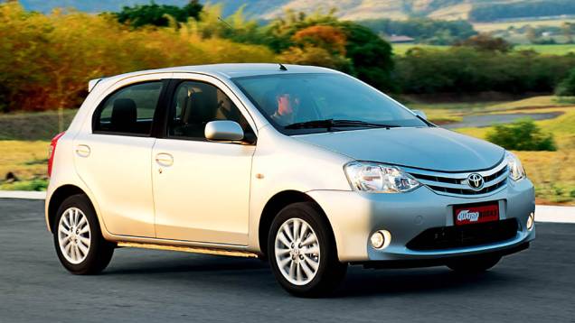 Toyota Etios hatch: 2,5/5 | <a href="https://quatrorodas.abril.com.br/noticias/carros-mais-menos-resistentes-alagamentos-731244.shtml" rel="migration">Leia mais</a>