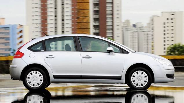 Citroën C4 hatch: nota 4/5 | <a href="https://quatrorodas.abril.com.br/noticias/carros-mais-menos-resistentes-alagamentos-731244.shtml" rel="migration">Leia mais</a>