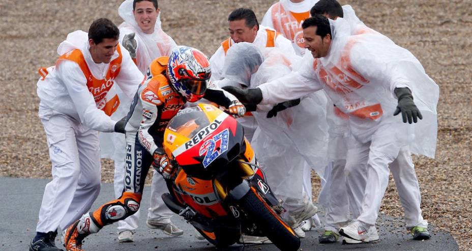 Casey Stoner, da Honda, após queda