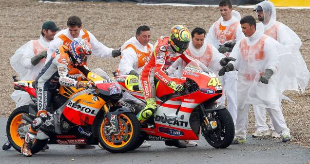 Casey Stoner e valentino Rossi sofreram acidente Casey Stoner e valentino Rossi sofreram acidente