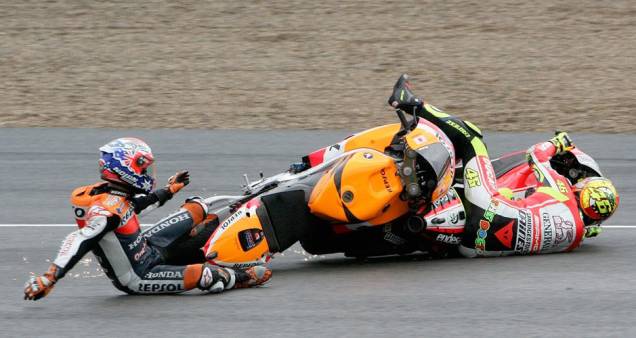 Casey Stoner e valentino Rossi sofreram acidente Casey Stoner e valentino Rossi sofreram acidente