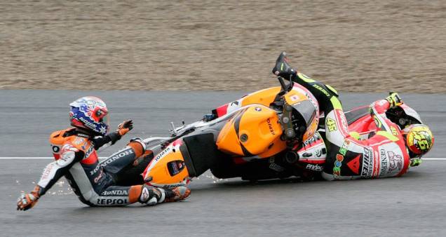 Casey Stoner e valentino Rossi sofreram acidente