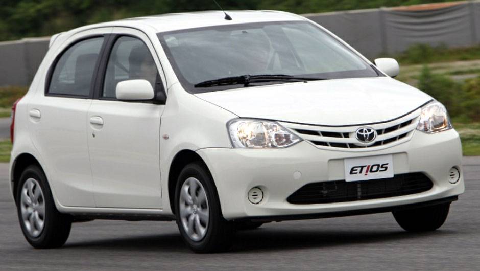 Desenvolvido na &Iacute;ndia, o carro foi projetado pensando nos pa&iacute;ses emergentes | <a href="https://quatrorodas.abril.com.br/salao-do-automovel/2012/carros/toyota-etios-703992.shtml" rel="migration">Leia mais</a>