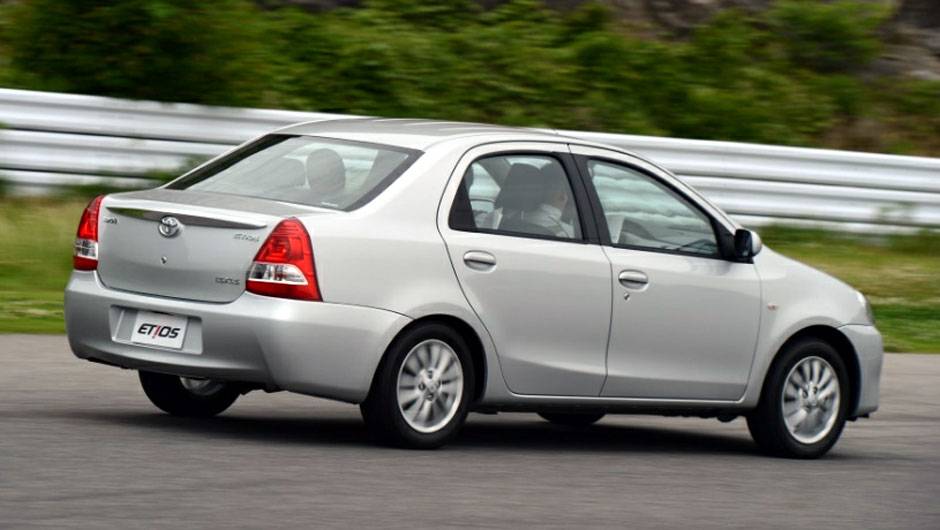 Ali&aacute;s, note como o Etios sed&atilde; lembra muito o Logan, principalmente olhando sua traseira | <a href="https://quatrorodas.abril.com.br/salao-do-automovel/2012/carros/toyota-etios-703992.shtml" rel="migration">Leia mais</a>