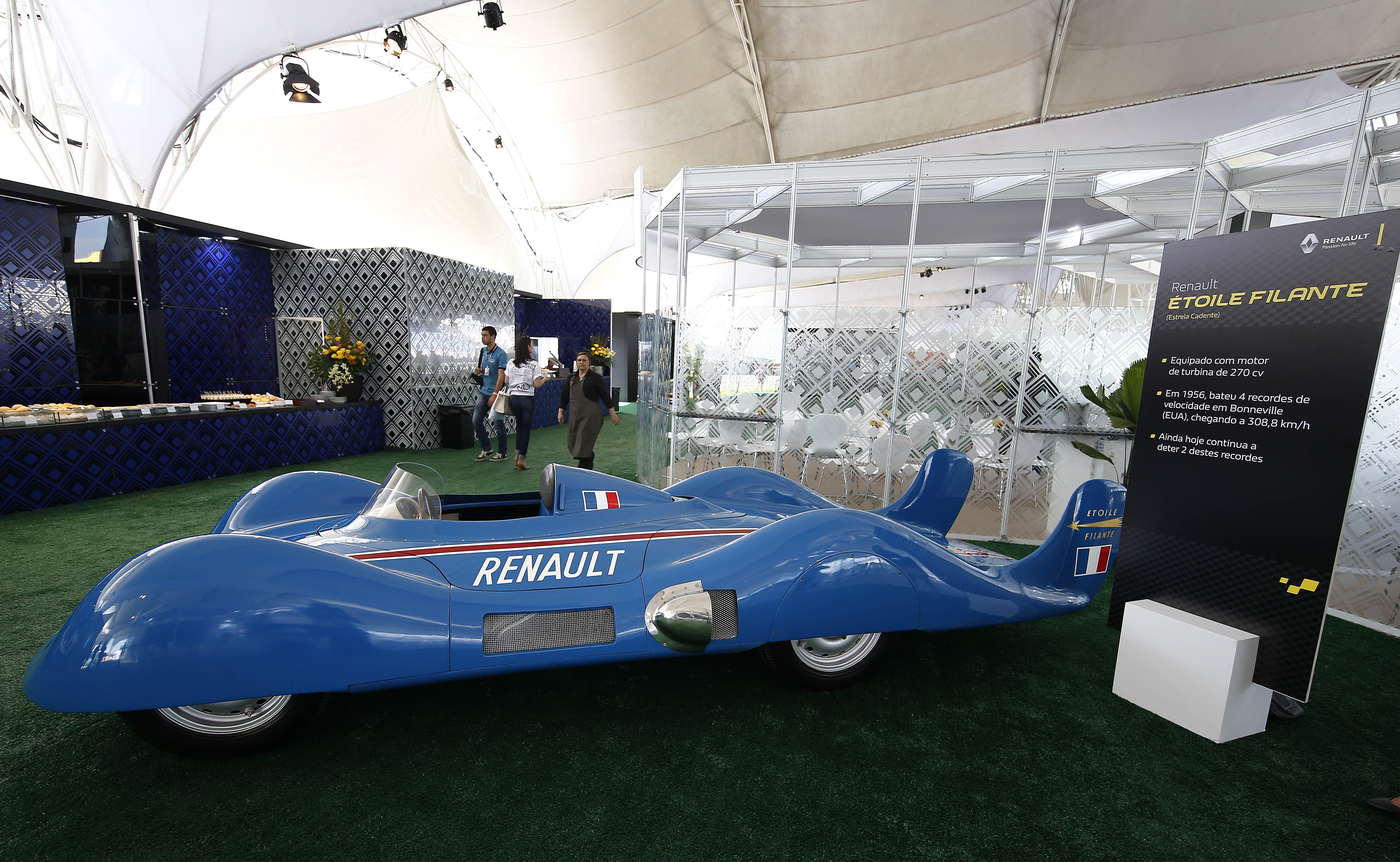 O Étoile Filante em exposição na área da Renault 
