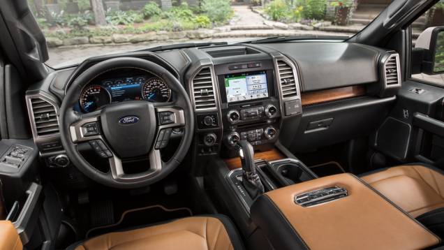 Luxo marca exterior e interior do modelo, com destaque para a nova central multimídia com o sistema SYNC 3 | <a href="https://quatrorodas.abril.com.br/noticias/fabricantes/ford-apresenta-nova-f-150-2016-limited-estados-unidos-889140.shtml" target="_blank" rel="migration">Leia</a>