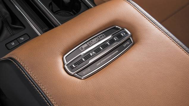 Chama atenção nome da versão no apoio de braço central | <a href="https://quatrorodas.abril.com.br/noticias/fabricantes/ford-apresenta-nova-f-150-2016-limited-estados-unidos-889140.shtml" target="_blank" rel="migration">Leia mais</a> Chama atenção nome da versão no apoio de braço central | <a href="https://quatrorodas.abril.com.br/noticias/fabricantes/ford-apresenta-nova-f-150-2016-limited-estados-unidos-889140.shtml" target="_blank" rel="migration">Leia mais</a>