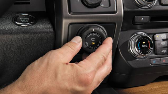 Picape consegue rebocar 4.581 kg e sistema é controlado de dentro da cabine por um seletor | <a href="https://quatrorodas.abril.com.br/noticias/fabricantes/ford-apresenta-nova-f-150-2016-limited-estados-unidos-889140.shtml" target="_blank" rel="migration">Leia mais</a> Picape consegue rebocar 4.581 kg e sistema é controlado de dentro da cabine por um seletor | <a href="https://quatrorodas.abril.com.br/noticias/fabricantes/ford-apresenta-nova-f-150-2016-limited-estados-unidos-889140.shtml" target="_blank" rel="migration">Leia mais</a>