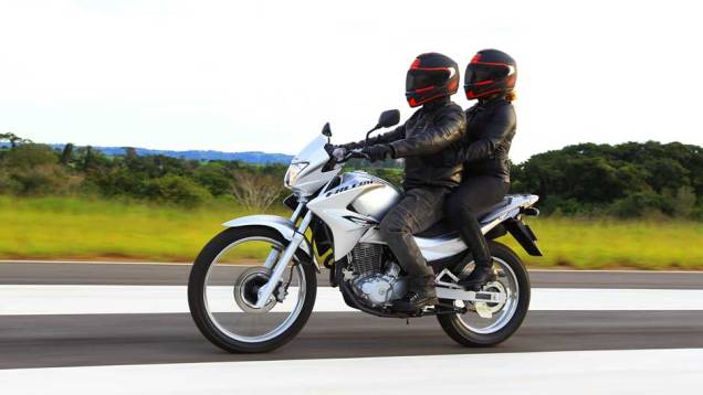 O motor permanece rendendo os mesmos 28,7 cv a 6500 rpm da antiga versão | <a href="https://quatrorodas.abril.com.br/moto/noticias/falcon-400-esta-volta-691979.shtml" target="_blank" rel="migration">Leia mais</a> O motor permanece rendendo os mesmos 28,7 cv a 6500 rpm da antiga versão | <a href="https://quatrorodas.abril.com.br/moto/noticias/falcon-400-esta-volta-691979.shtml" target="_blank" rel="migration">Leia mais</a>