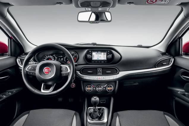 Componentes como volante e botões do ar-condicionado são iguais aos do Jeep Renegade.