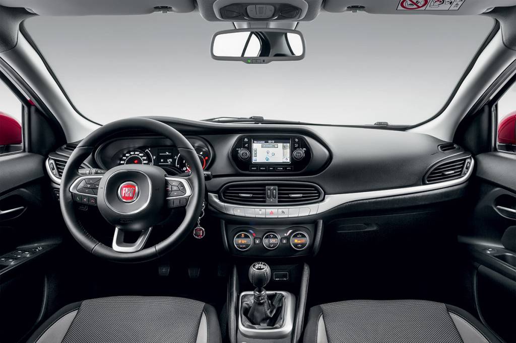 Componentes como volante e bot&otilde;es do ar-condicionado s&atilde;o iguais aos do Jeep Renegade.