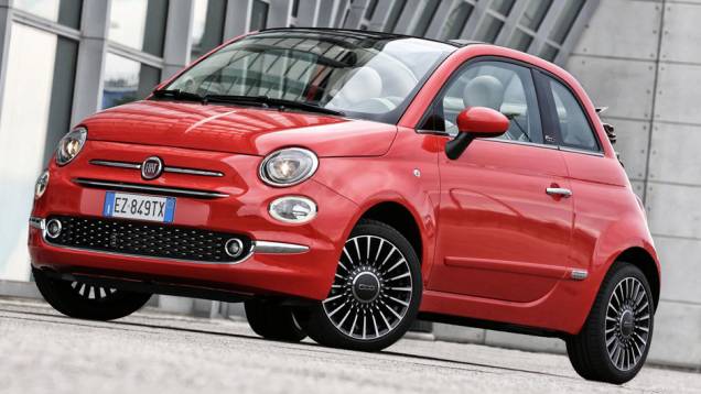 Carro mantém versão conversível e sofreu mais de 1.800 modificações em relação ao seu antecessor | <a href="https://quatrorodas.abril.com.br/noticias/fabricantes/fiat-500-reestilizado-revelado-884160.shtml" target="_blank" rel="migration">Leia mais</a>