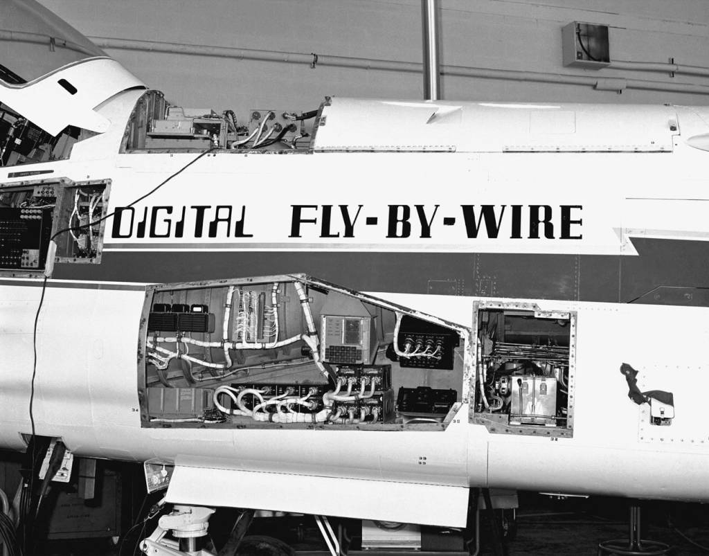 Módulos de controle do primeiro avião equipado com FBW digital