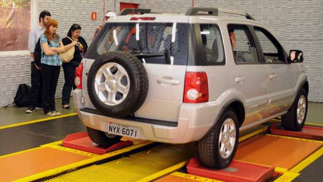 São quatro atuadores hidráulicos que fazem a suspensão trabalhar. <a href="https://quatrorodas.abril.com.br/reportagens/casa-ford-638095.shtml" rel="migration">Leia mais</a> São quatro atuadores hidráulicos que fazem a suspensão trabalhar. <a href="https://quatrorodas.abril.com.br/reportagens/casa-ford-638095.shtml" rel="migration">Leia mais</a>