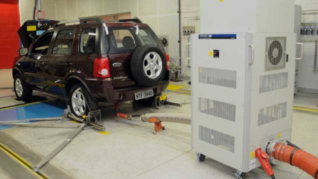 Todos os gases que saem do escapamento são coletados por esta máquina. <a href="https://quatrorodas.abril.com.br/reportagens/casa-ford-638095.shtml" rel="migration">Leia mais</a> Todos os gases que saem do escapamento são coletados por esta máquina. <a href="https://quatrorodas.abril.com.br/reportagens/casa-ford-638095.shtml" rel="migration">Leia mais</a>