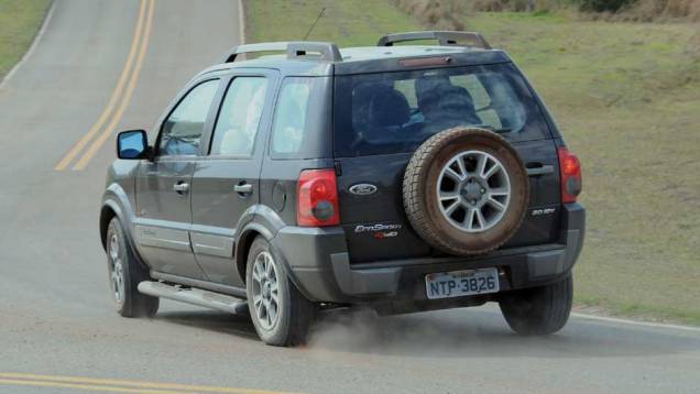 Curvas fechadas são feitas em alta velocidade pelos pilotos da Ford. <a href="https://quatrorodas.abril.com.br/reportagens/casa-ford-638095.shtml" rel="migration">Leia mais</a>