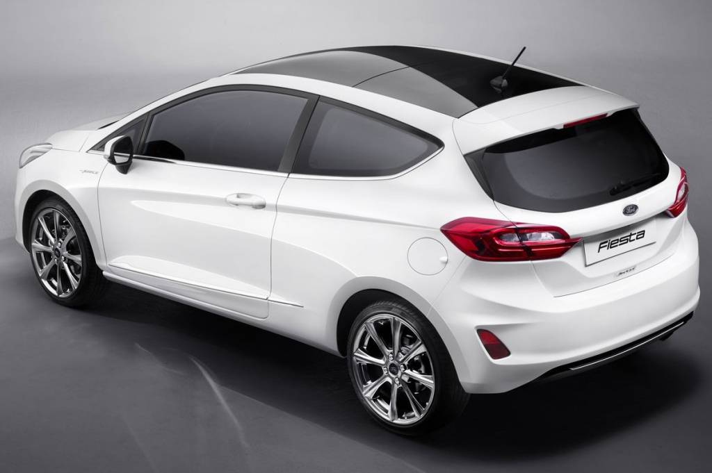 ford-fiesta-2017-6 Na traseira, lanternas horizontais são a grande novidade