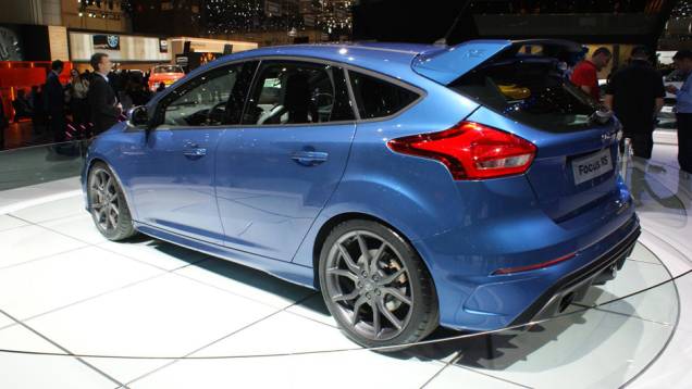 Números de desempenho não foram revelados, mas o carro terá uma inédita função drift | <a href="https://quatrorodas.abril.com.br/noticias/saloes/genebra-2015/ford-apresenta-focus-rs-320-cv-genebra-843200.shtml" rel="migration">Leia mais</a>