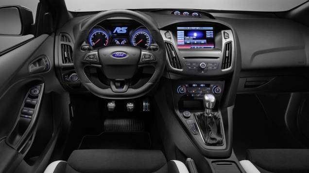 Conforto e esportividade também no interior com volante de base achatada, pedais e câmbio metálicos e bancos esportivos | <a href="https://quatrorodas.abril.com.br/noticias/saloes/genebra-2015/ford-apresenta-focus-rs-320-cv-genebra-843200.shtml" rel="migration">Leia mais</a> Conforto e esportividade também no interior com volante de base achatada, pedais e câmbio metálicos e bancos esportivos | <a href="https://quatrorodas.abril.com.br/noticias/saloes/genebra-2015/ford-apresenta-focus-rs-320-cv-genebra-843200.shtml" rel="migration">Leia mais</a>