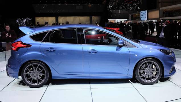 Pacote aerodinâmico ganha mais destaque graças a asa traseira | <a href="https://quatrorodas.abril.com.br/noticias/saloes/genebra-2015/ford-apresenta-focus-rs-320-cv-genebra-843200.shtml" rel="migration">Leia mais</a> Pacote aerodinâmico ganha mais destaque graças a asa traseira | <a href="https://quatrorodas.abril.com.br/noticias/saloes/genebra-2015/ford-apresenta-focus-rs-320-cv-genebra-843200.shtml" rel="migration">Leia mais</a>