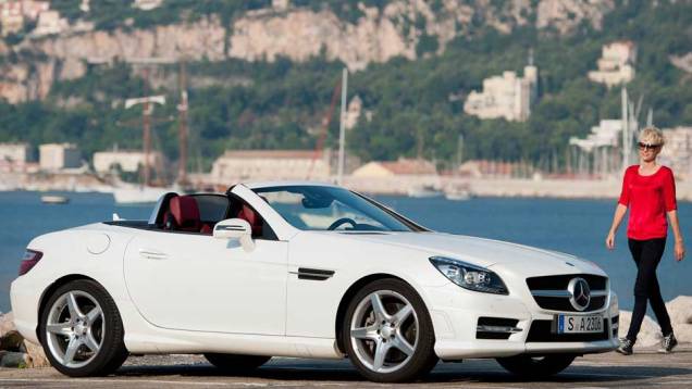 Modelo é a primeira versão SLK equipada com motor a diesel Modelo é a primeira versão SLK equipada com motor a diesel