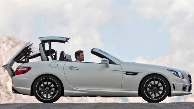Grade frontal maior remete ao esportivo SLS AMG Grade frontal maior remete ao esportivo SLS AMG