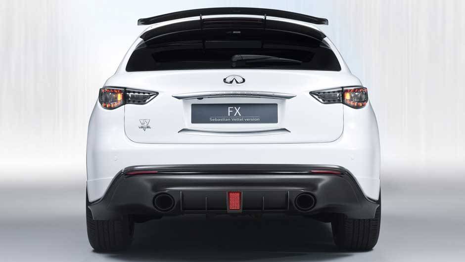 Saias laterais tamb&eacute;m se destacam no Infiniti FX50 by Vettel