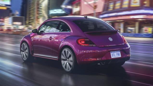 "Pink Edition" deve agradar o público feminino, com a cor rosa metálica sendo o destaque | <a href="https://quatrorodas.abril.com.br/noticias/saloes/new-york-2015/volkswagen-mostra-quatro-conceitos-beetle-nova-york-852330.shtml" target="_blank" rel="migration">Leia mais</a>