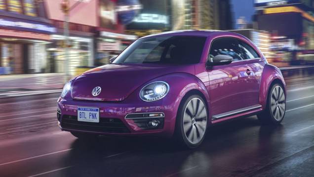 Os para-choques são os mesmos do R-line e, por dentro, rosa e preto titânio completam o visual | <a href="https://quatrorodas.abril.com.br/noticias/saloes/new-york-2015/volkswagen-mostra-quatro-conceitos-beetle-nova-york-852330.shtml" target="_blank" rel="migration">Leia mais</a>