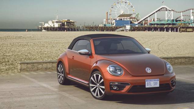 VW preparou duas opções conversíveis, uma laranja com rodas de 19 polegadas Tornado e acabamento em madeira | <a href="https://quatrorodas.abril.com.br/noticias/saloes/new-york-2015/volkswagen-mostra-quatro-conceitos-beetle-nova-york-852330.shtml" target="_blank" rel="migration"></a>