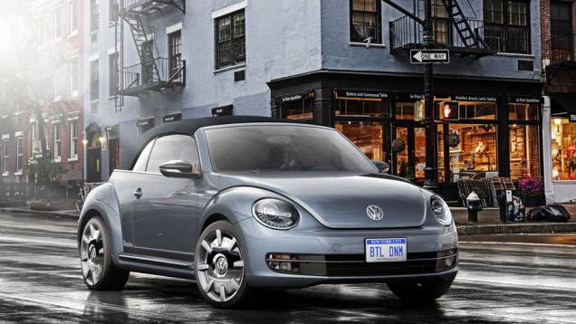 E esta azul metálico com capota azul escura e bancos esportivos para os ocupantes | <a href="https://quatrorodas.abril.com.br/noticias/saloes/new-york-2015/volkswagen-mostra-quatro-conceitos-beetle-nova-york-852330.shtml" target="_blank" rel="migration">Leia mais</a>