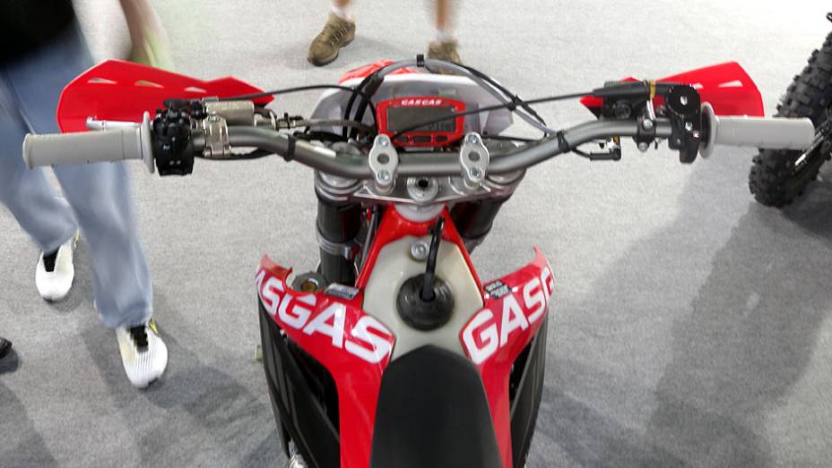 EC 300 conta com motor monocilíndrico | <a href="https://quatrorodas.abril.com.br/moto/noticias/gas-gas-apresenta-novas-versoes-ec-642363.shtml" rel="migration">Leia mais</a>