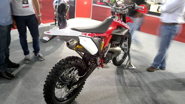 Chassi tem quadro perimetral em tubos | <a href="https://quatrorodas.abril.com.br/moto/noticias/gas-gas-apresenta-novas-versoes-ec-642363.shtml" rel="migration">Leia mais</a> Chassi tem quadro perimetral em tubos | <a href="https://quatrorodas.abril.com.br/moto/noticias/gas-gas-apresenta-novas-versoes-ec-642363.shtml" rel="migration">Leia mais</a>