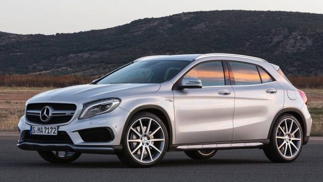 Ele passou pelo tratamento estético típico dos modelos AMG, com direito a novos para-choques e rodas de liga exclusivas | <a href="https://quatrorodas.abril.com.br/noticias/saloes/detroit-2014/mercedes-benz-revela-gla-amg-766617.shtml" rel="migration">Leia mais</a>