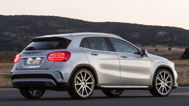 Deste ângulo, o GLA lembra muito o Classe A, modelo do qual deriva | <a href="https://quatrorodas.abril.com.br/noticias/saloes/detroit-2014/mercedes-benz-revela-gla-amg-766617.shtml" rel="migration">Leia mais</a>