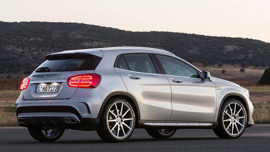 Deste &acirc;ngulo, o GLA lembra muito o Classe A, modelo do qual deriva | <a href="https://quatrorodas.abril.com.br/noticias/saloes/detroit-2014/mercedes-benz-revela-gla-amg-766617.shtml" rel="migration">Leia mais</a>