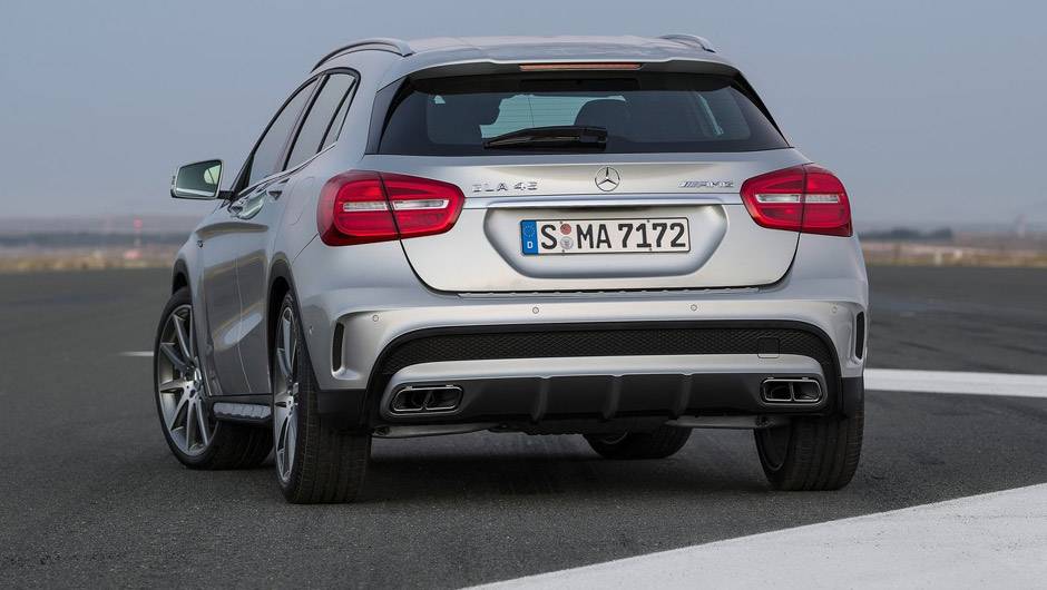 As quatro sa&iacute;das de escapamento j&aacute; viraram marca registrada dos modelos AMG | <a href="https://quatrorodas.abril.com.br/noticias/saloes/detroit-2014/mercedes-benz-revela-gla-amg-766617.shtml" rel="migration">Leia mais</a>